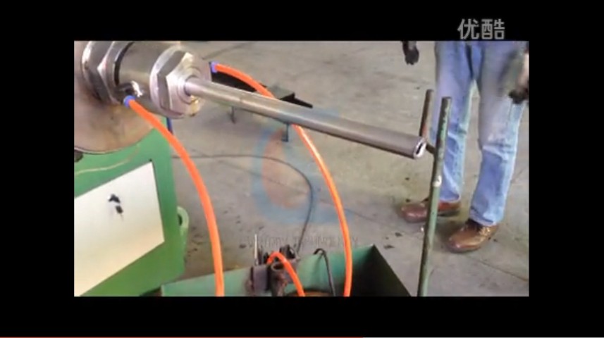 挤压机挤压铅管生产视频